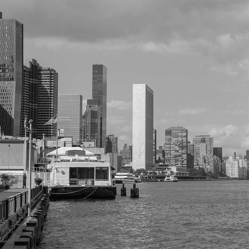 East River with the Queensboro Bridge and Roosevelt Island in the background. Photo: Wikimedia Commons, Arild Vågen.