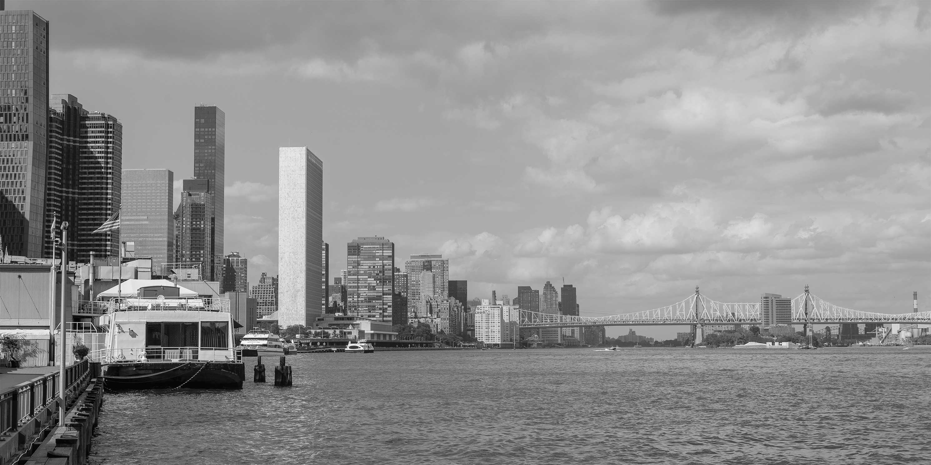 East River with the Queensboro Bridge and Roosevelt Island in the background. Photo: Wikimedia Commons, Arild Vågen.