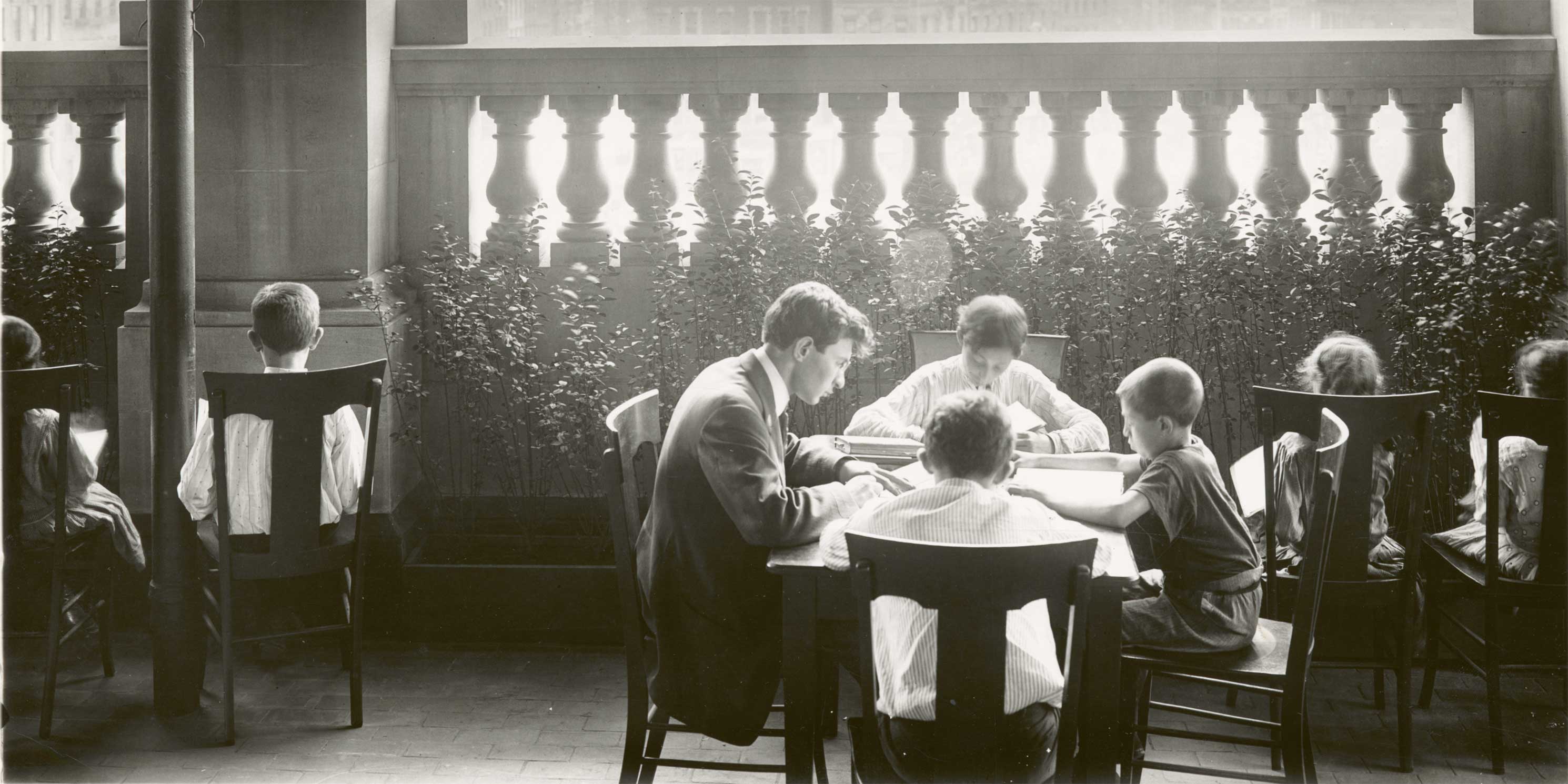 The New York Public Library's Seward Park Roof Reading Room in 1910. Photo: The New York Public Library.