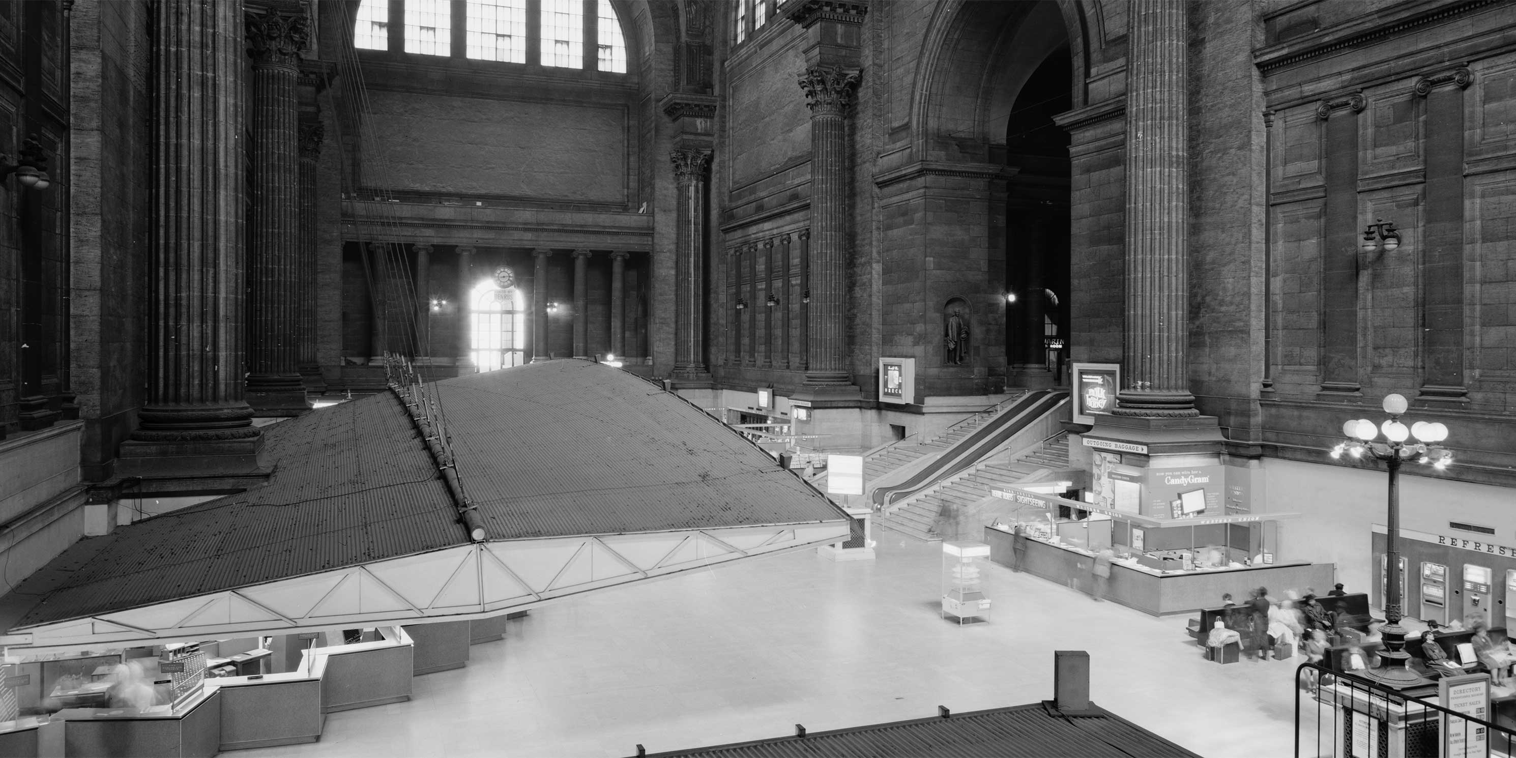 The waiting room at Pennsylvania Station on May 10, 1962, by photographer Cervin Robinson. Photo: Library of Congress, Prints and Photographs Division, Washington, D.C. 20540.