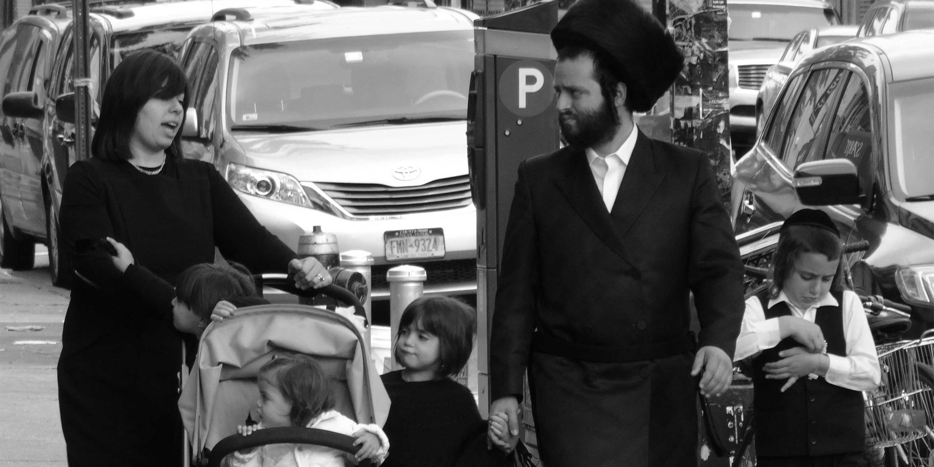 A Hasidic family in Borough Park, Brooklyn. Wikimedia Commons, Adam Jones.