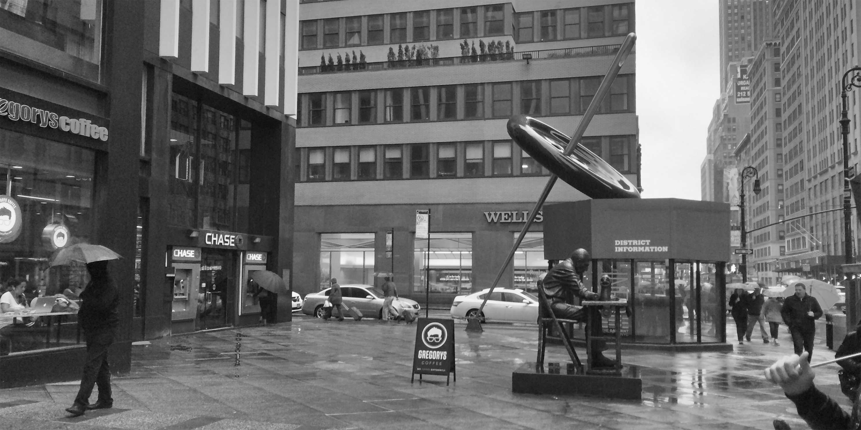 On-street monuments in Manhattan's Garment District. Photo: Wikimedia Commons, Андрей Бобровский.