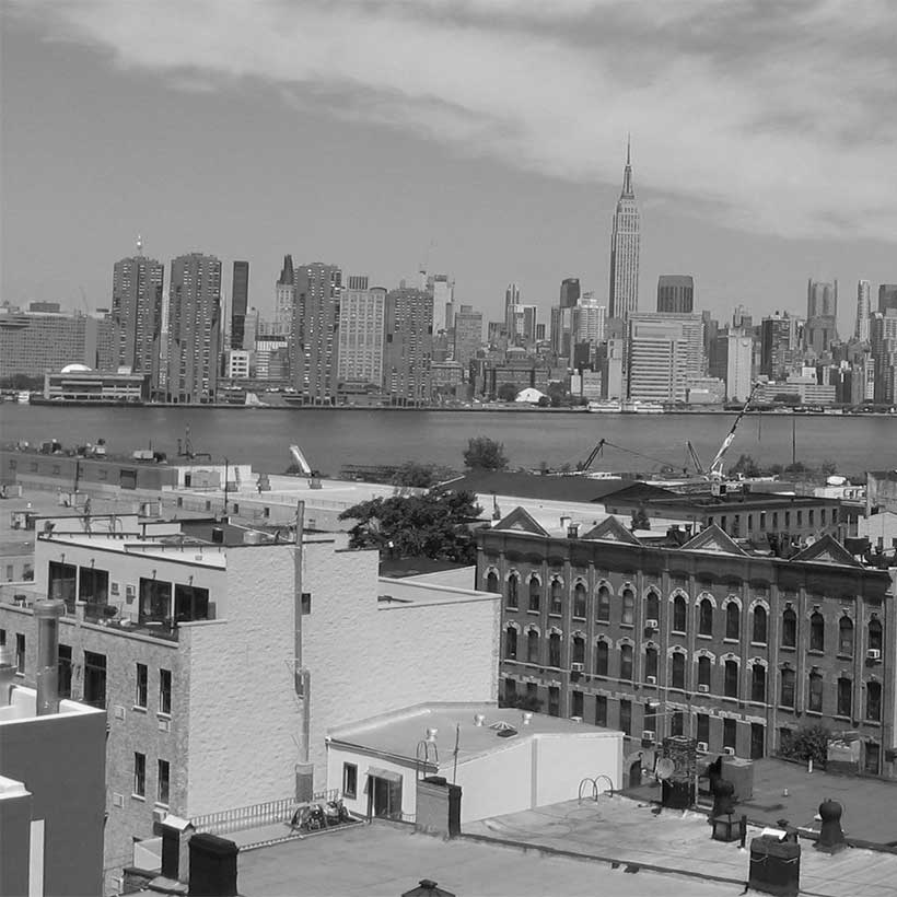 The Greenpoint neighborhood in Brooklyn with Manhattan in the background. Photo: Wikimedia Commons, Kgwo1972.