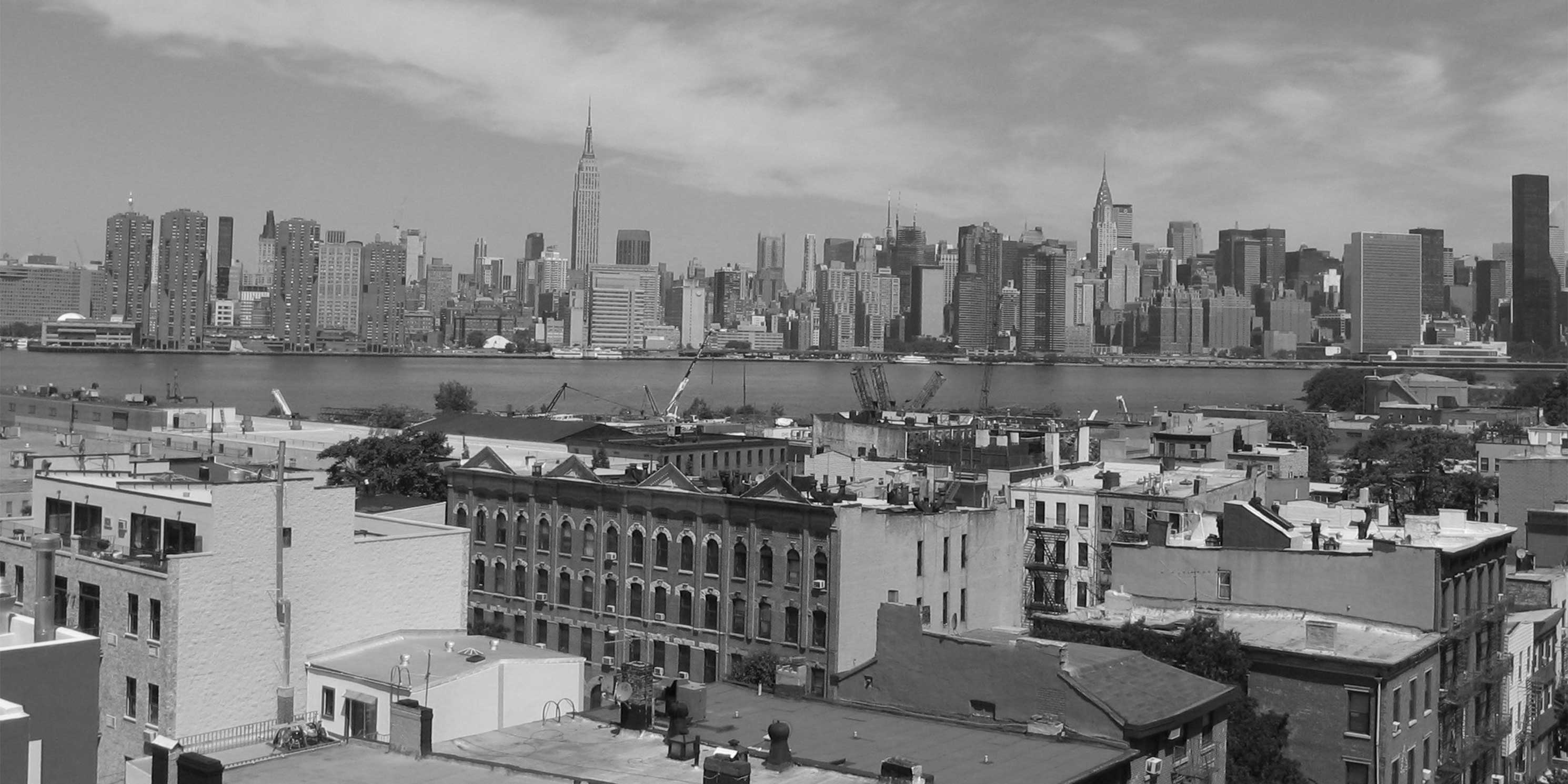 The Greenpoint neighborhood in Brooklyn with Manhattan in the background. Photo: Wikimedia Commons, Kgwo1972.