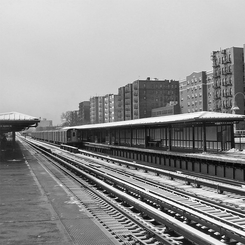 Downtown 4 train leaving the 176th Street station in the Bronx. Photo: Wikimedia Commons, Daniel Case.