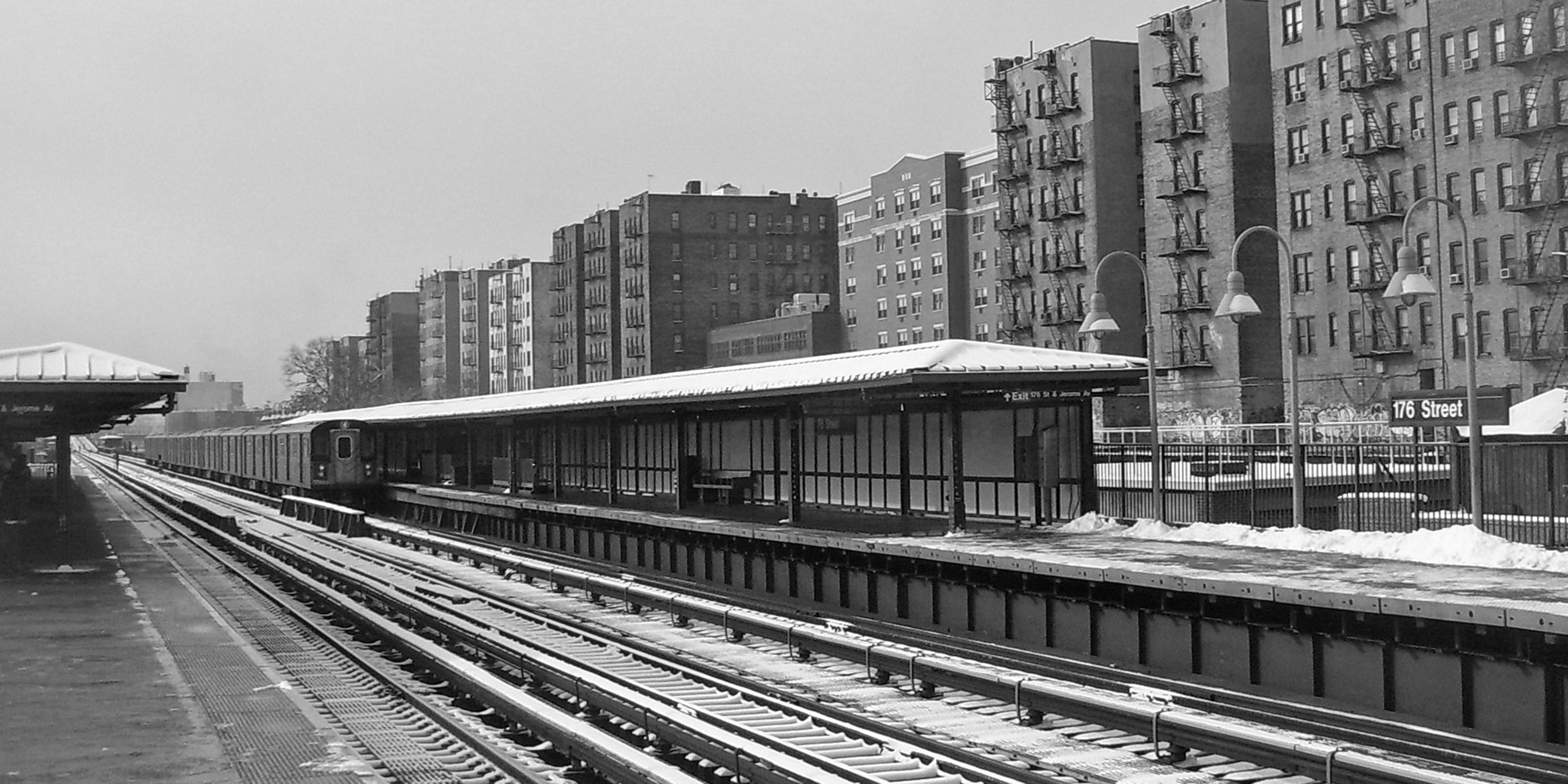 Downtown 4 train leaving the 176th Street station in the Bronx. Photo: Wikimedia Commons, Daniel Case.