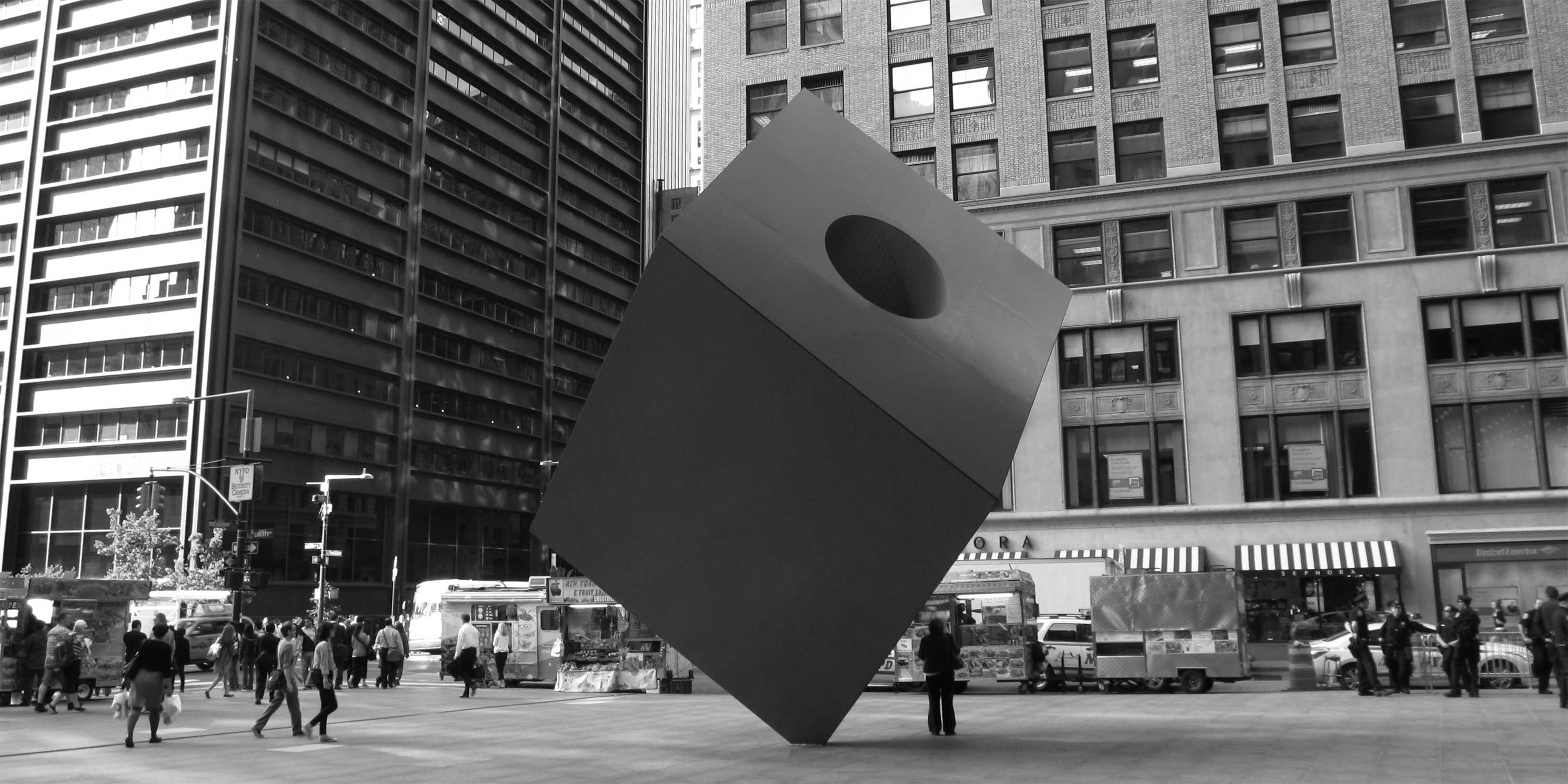 The Cube at the Marine Midland Building, 140 Broadway. Photo: Wikimedia Commons, Ken Lund.