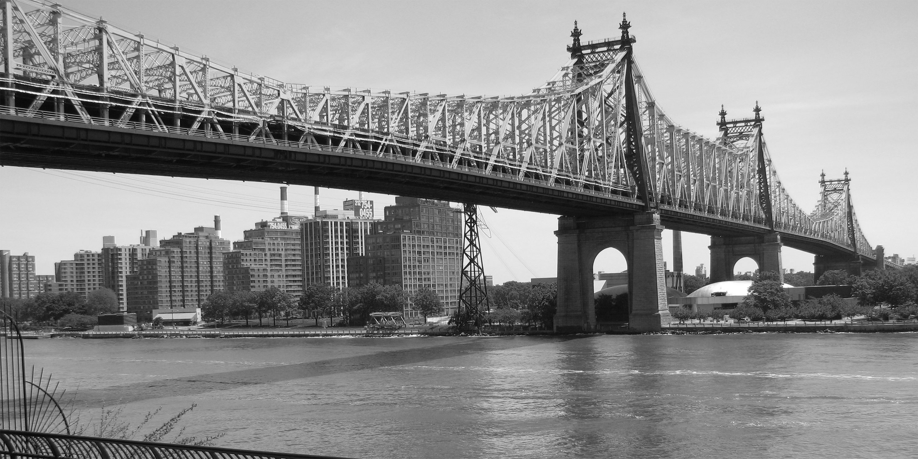 The Ed Koch Queensboro Bridge, a bridge between the Queens and Manhattan boroughs of New York City. Photo: Wikimedia Commons, Simsala111.