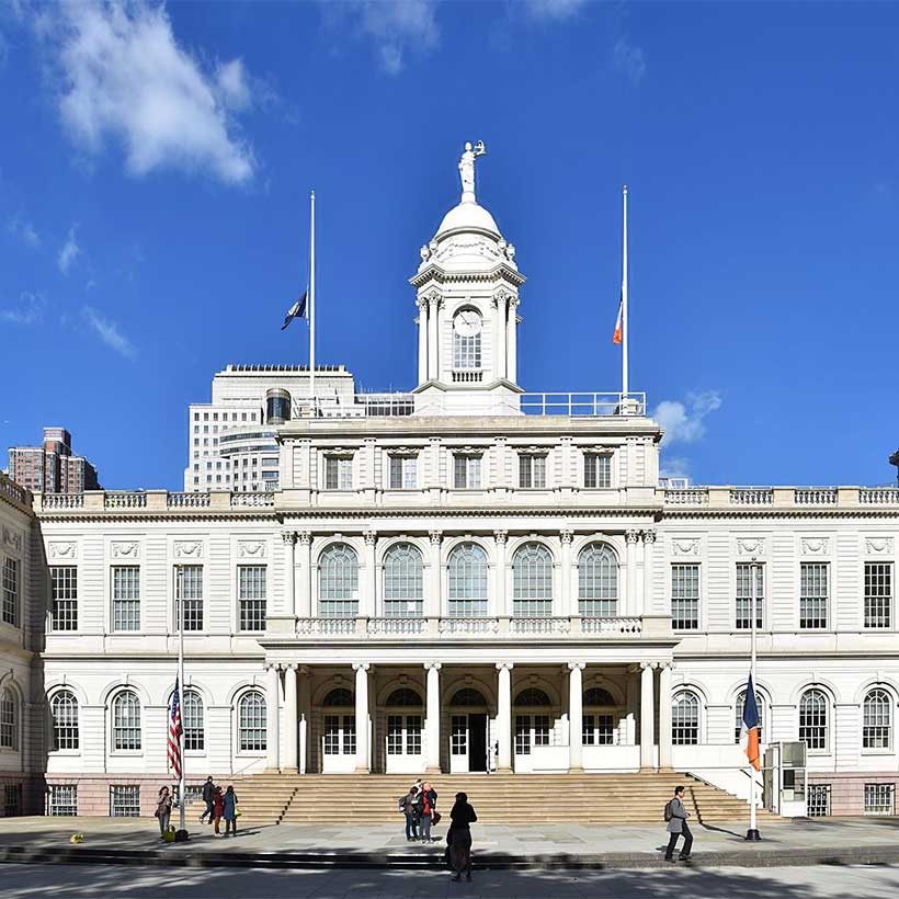 Exterior of New York City Hall in October 2016. Photo: Wikimedia Commons, MusikAnimal.