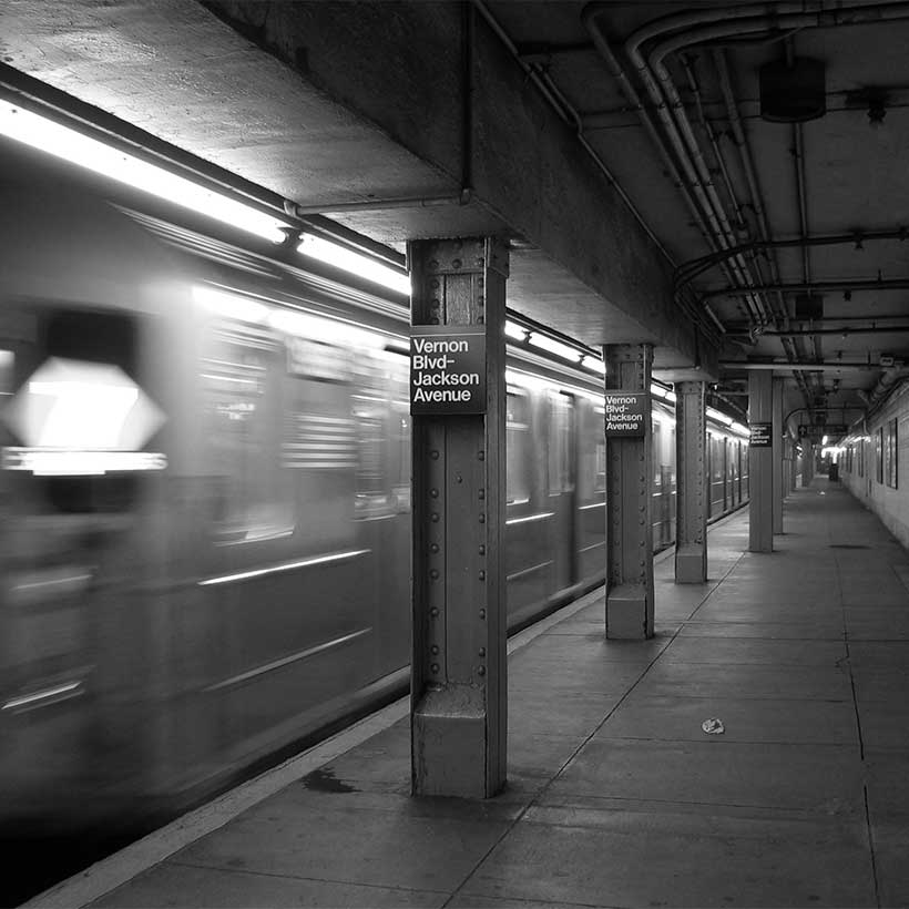 The 7 train entering Vernon Boulevard/Jackson Avenue station. Photo: Wikimedia Commons, Daniel Schwen.