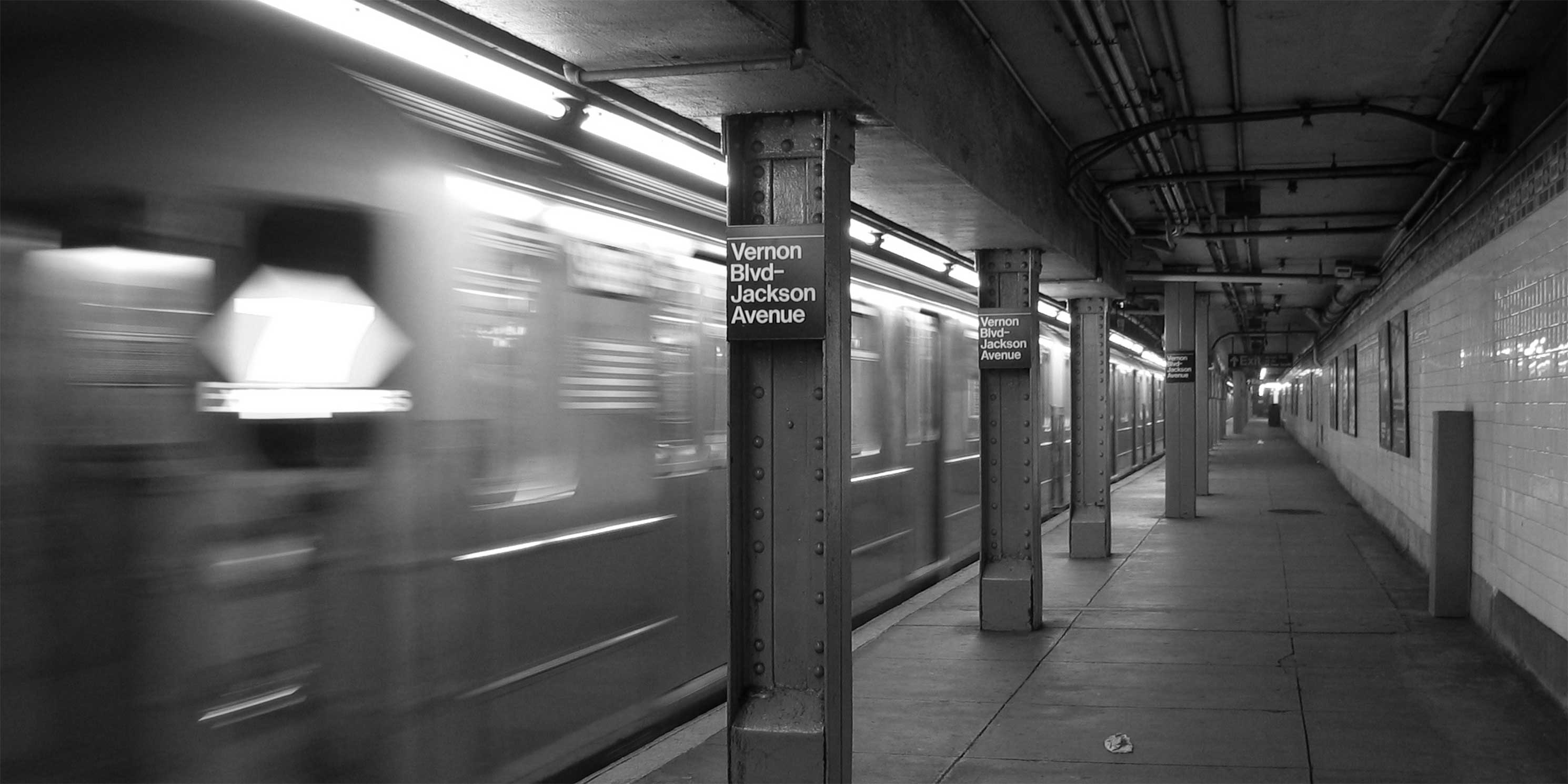 The 7 train entering Vernon Boulevard/Jackson Avenue station. Photo: Wikimedia Commons, Daniel Schwen.