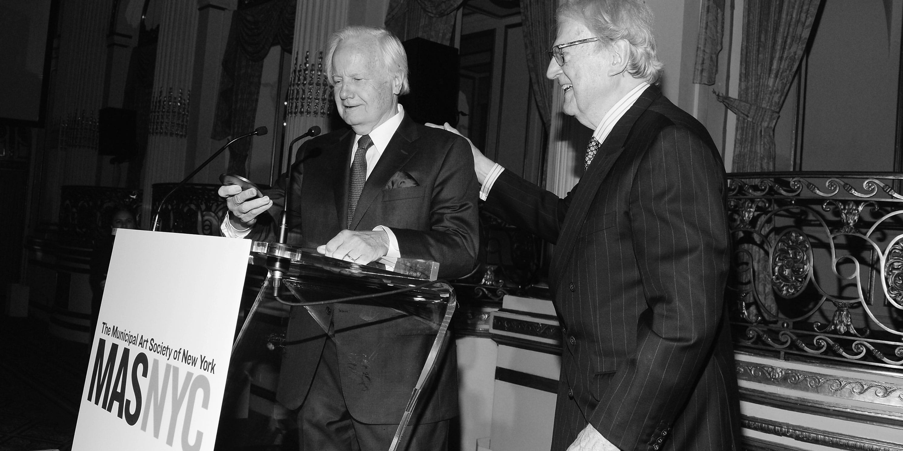 Ambassador vanden Heuvel receives medal from Bill Moyers at the 2016 Gala