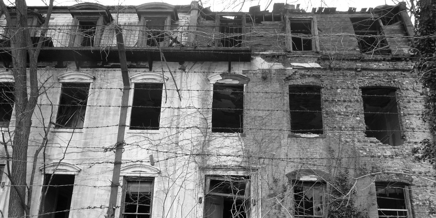 Abandoned building on Admiral's Row in the Brooklyn Navy Yard