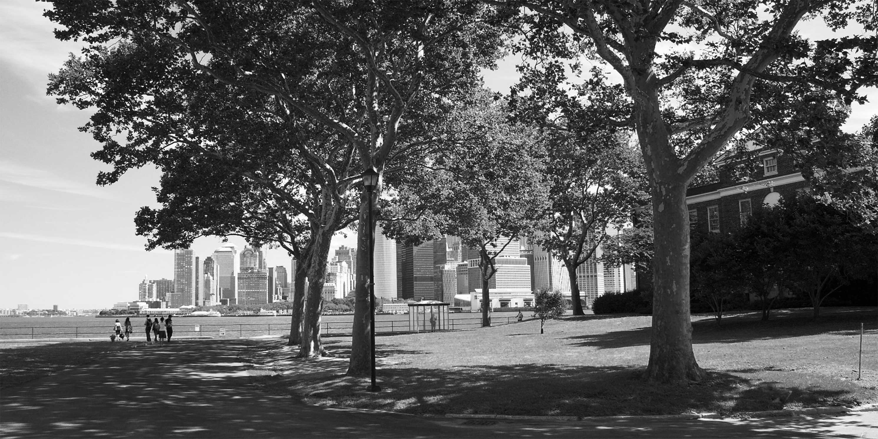 Governor's Island with skyline of Manhattan in the background. Photo: Wikimedia Commons, Felix Behnke.