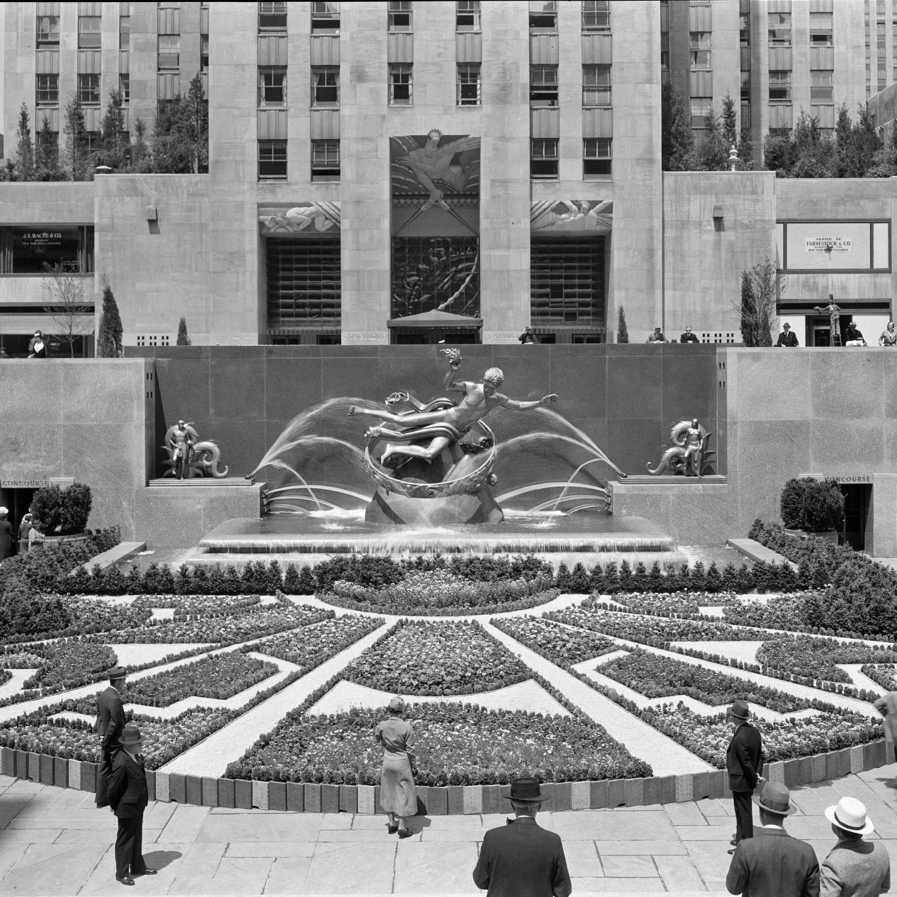 people gaze at the fountain in Rockefeller Center