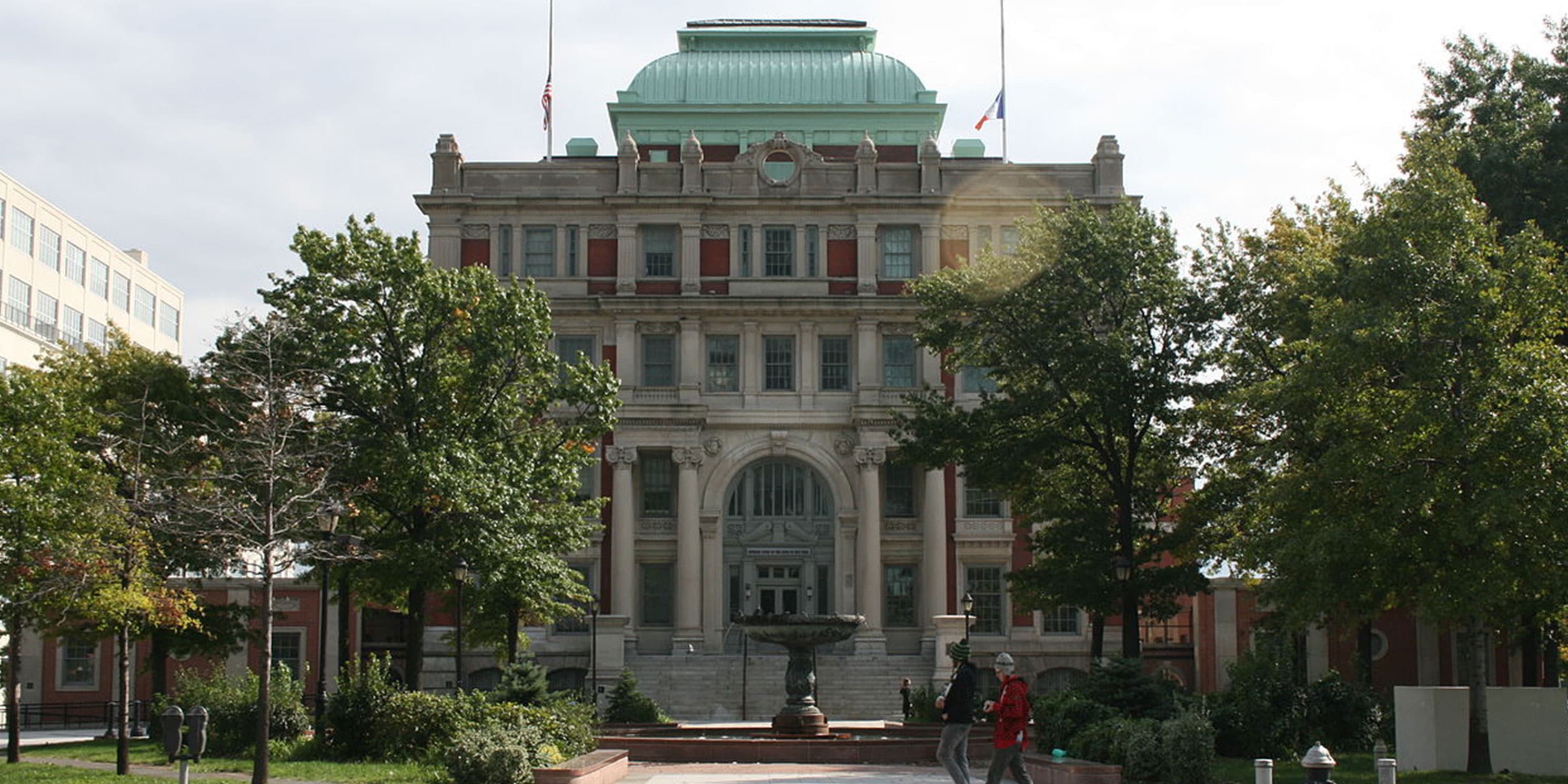 The front of the Long Island City Courthouse