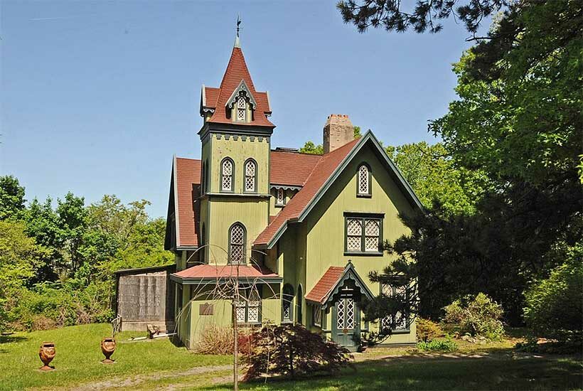 exterior of 22 Pendleton Place, a large wooden house in Staten Island, New York